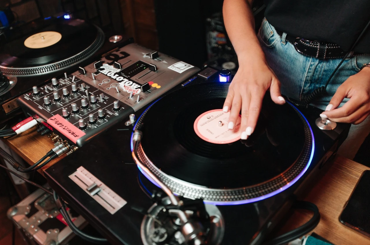 Тишина на виниле: как правильная чистка пластинок избавляет от шумов и тресков Тишина на виниле: как правильная чистка пластинок избавляет от шумов и тресков