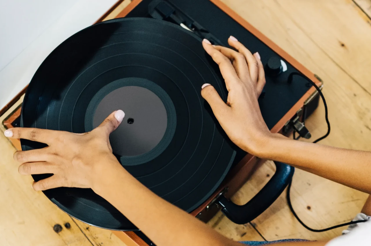 Цветной винил против черного: разбираемся в реальных отличиях звучания